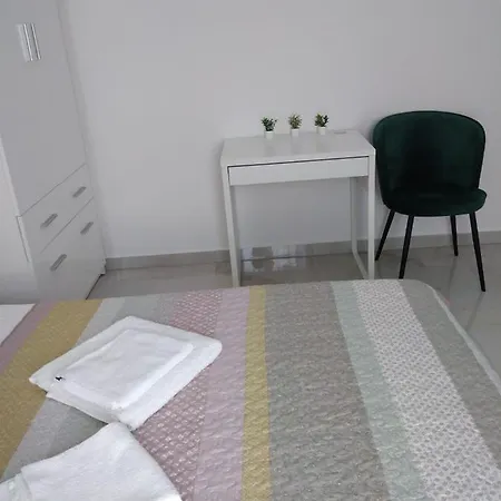 With Terrace And Garden Apartamento Pirovac