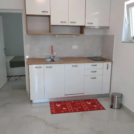 Apartment With Terrace And Garden Pirovac