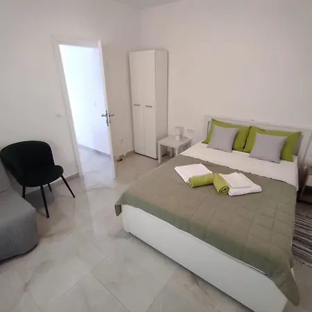 With Terrace And Garden Appartamento Pirovac