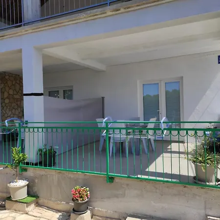 With Terrace And Garden * Pirovac