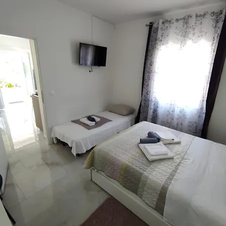 With Terrace And Garden Apartamento Pirovac