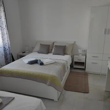 With Terrace And Garden * Pirovac