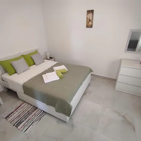 Apartment With Terrace And Garden