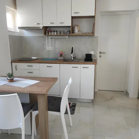 With Terrace Apartamento Pirovac