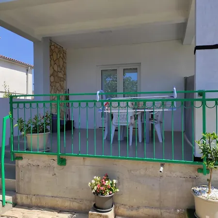 With Terrace Apartamento Pirovac