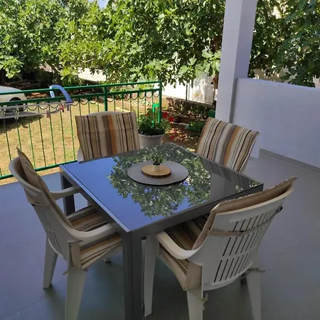 With Terrace Apartamento Pirovac