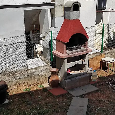 With Terrace And Garden * Pirovac