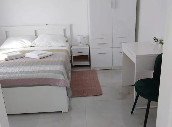 With Terrace And Garden פירובאץ