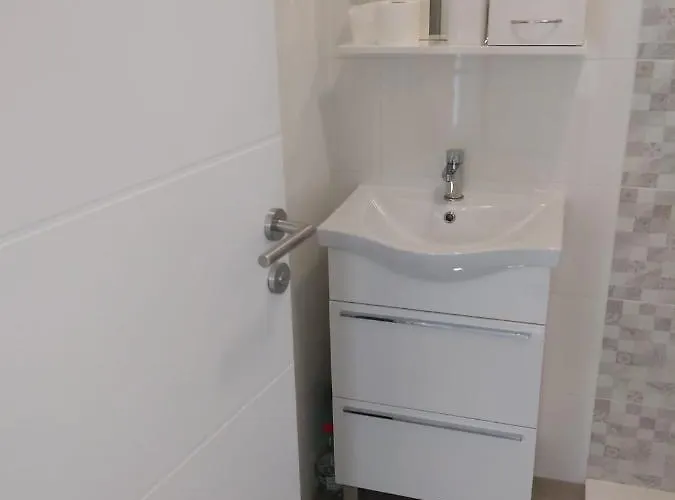 With Terrace And Garden דירה