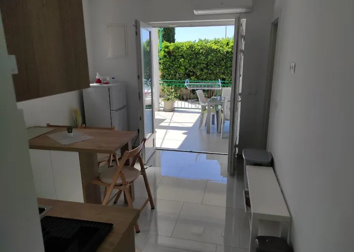 With Terrace And Garden פירובאץ