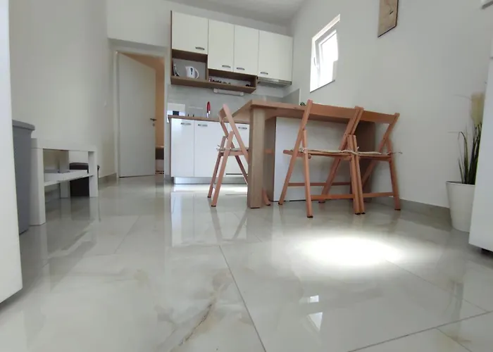 דירה With Terrace And Garden