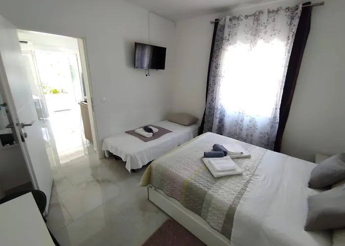 With Terrace And Garden דירה פירובאץ