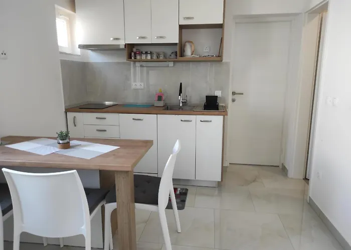 With Terrace And Garden Apartman Pirovac