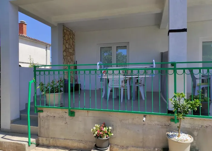 With Terrace And Garden Apartman Pirovac