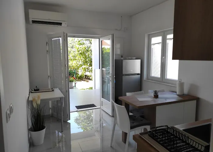 With Terrace And Garden פירובאץ